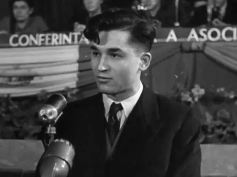 Ion Iliescu, în 1957, la 27 de ani, pe când era secretar al CC al UTM, viitorul UTC - Foto: captură video Cineclic