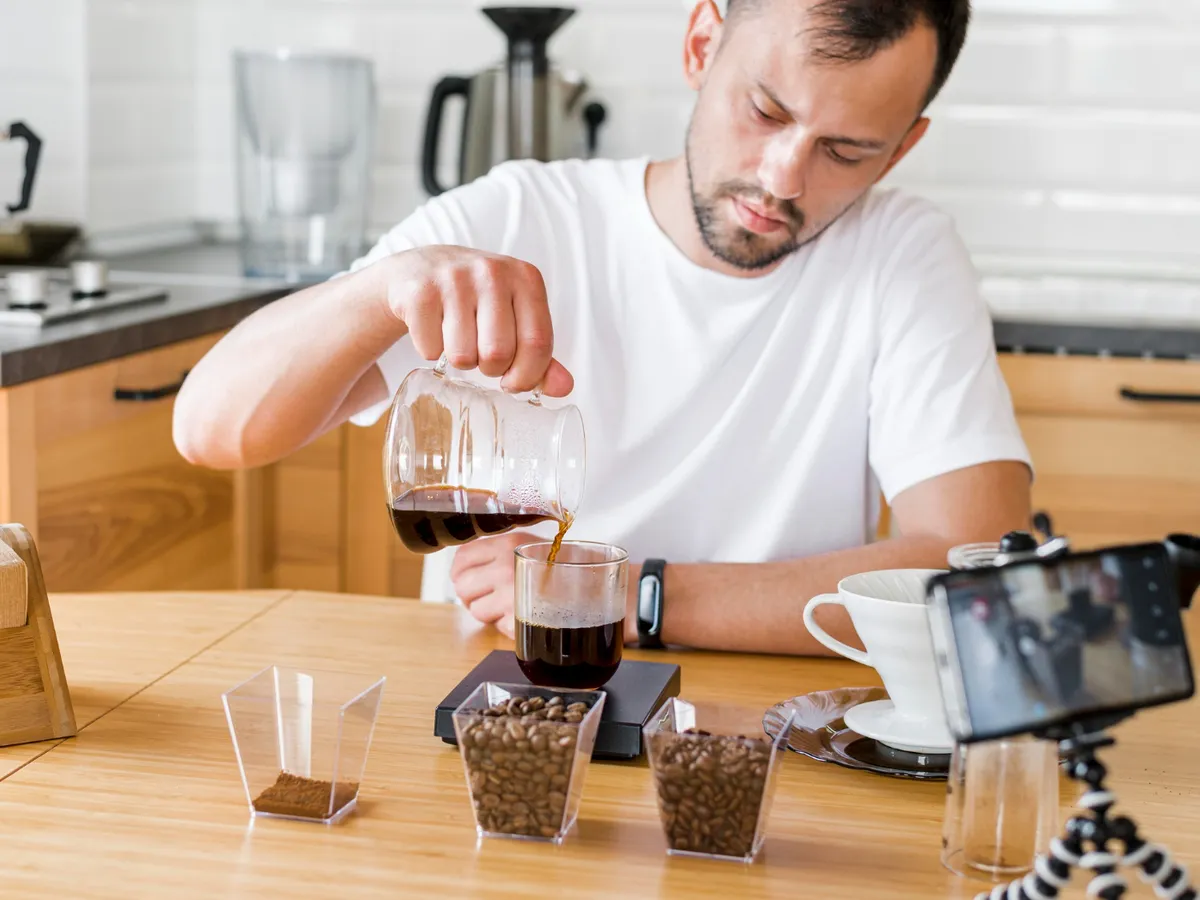 Bărbat care și-a făcut o cafea - Foto: Freepik (Imagine cu rol ilustrativ)