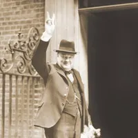 Winston Churchill arătând, în 1943, celebrul semn al victoriei