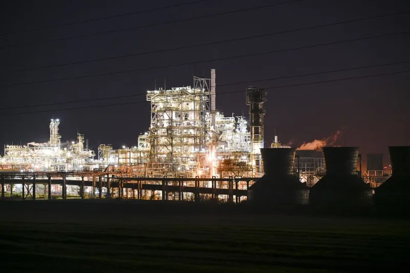 Rafinăria Neftochim a Lukoil, de lângă portul Burgas, de la Marea Neagră - Foto: Profimedia images