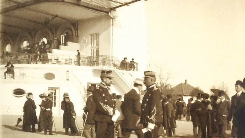 Prințul Ferdinand  era o prezență  obișnuită a hipodromului de la Băneasa.  Aici, într-o ipostază  din 1910