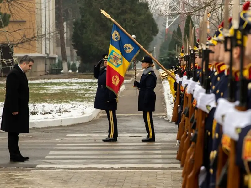 Ministrul Apărării se înclină în fața lui Liviu Dragnea/FOTO: Facebook.com