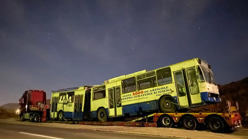 Un troleibuz românesc Rocar 217E, pensionat după 26 de ani, a fost salvat și dus la muzeu - Foto: Facebook/Inițiativa pentru Muzeul Transportului Bucureștean