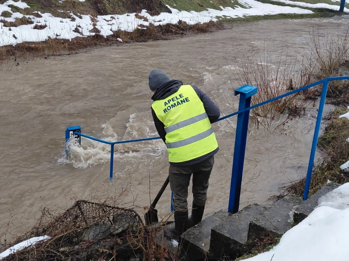 Jiul a depășit cota de inundație la Răcari. Terenuri agricole afectate