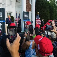 Trump și șepcile roșii/FOTO: facebook.com