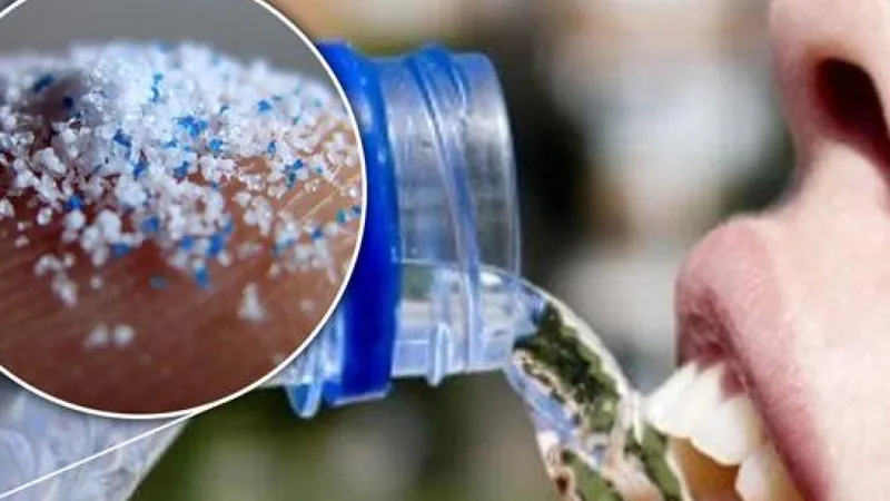 Apa îmbuteliată în sticle de plastic, contaminată de 100 de ori mai mult cu plastic decât se știa - Foto: scottamyx.com