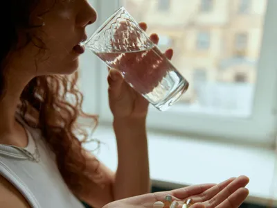 Femeie luându-şi medicamentele - Foto: Pexels/Darina Belonogova
