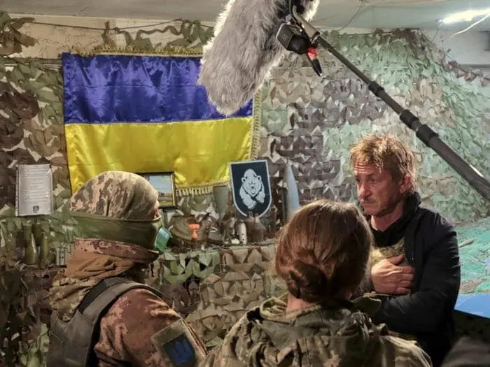 Sean Penn, sub tirurile rușilor, la Donețk. / Foto: newsweek.com