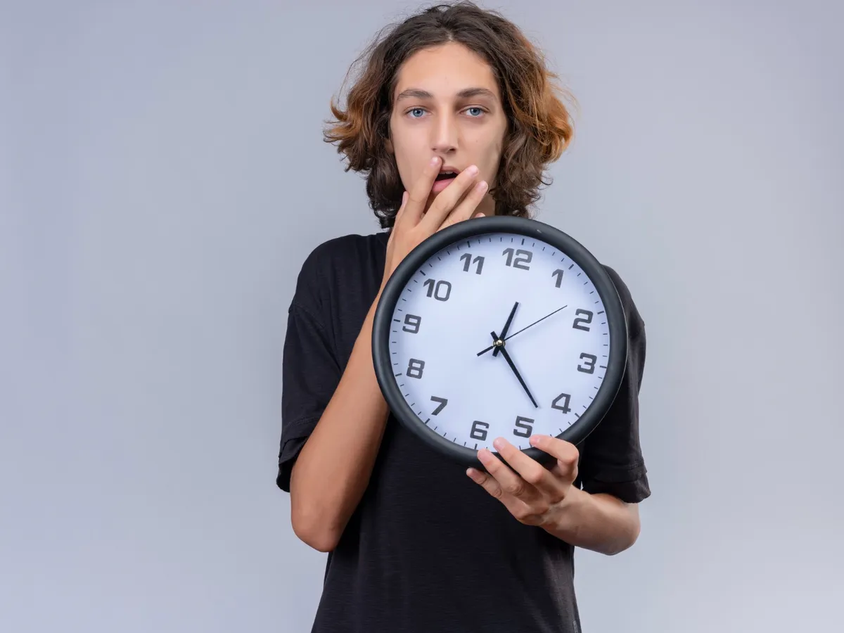 În această noapte trecem la ora de iarnă. Cum se dă ceasul - înainte sau înapoi?