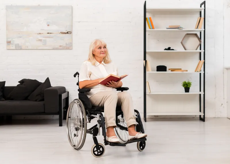 Persoană în scaun cu rotile - Foto: Freepik