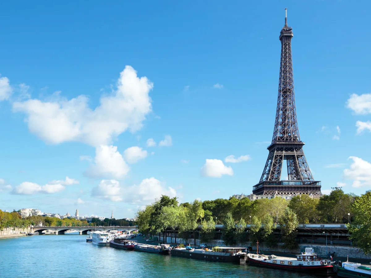 Trei tinere între 18 și 21 de ani, arestate pentru pregătirea unui atentat la Paris. Ţinta lor nu era clară