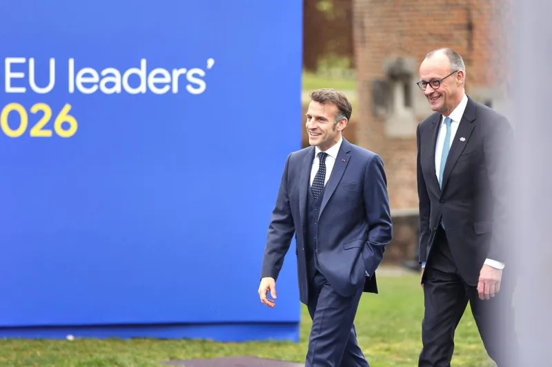 Preşedintele Franţei, Emmanuel Macron, şi cancelarul Germaniei, Friedrich Merz, la Castelul Alden Biesen. Z&acirc;mbetele ascund divergenţe - Foto: Profimedia Images