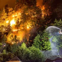 Incendiu devastator, într-un parc naţional din Cehia. 900 de pompieri se luptă cu flările. / Foto: poland.postsen.com