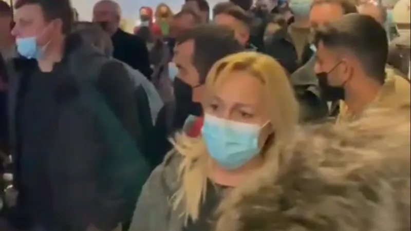 VIDEO Aglomerație la aeroportul Otopeni - terminalul Sosiri/FOTO: Facebook/RazvanPascu