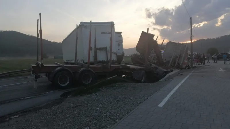 Două TIR-uri, transformate în mormane de fiare după ce s-au lovit frontal pe DN17 / Foto: infotraficromania.ro