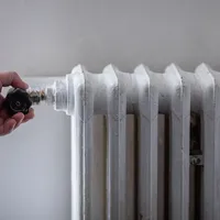E frig în casele din Sectoarele 4 şi 5. Termoenergetica nu poate furniza căldură şi apă caldă - Foto: INQUAM PHOTOS/Ilona Andrei