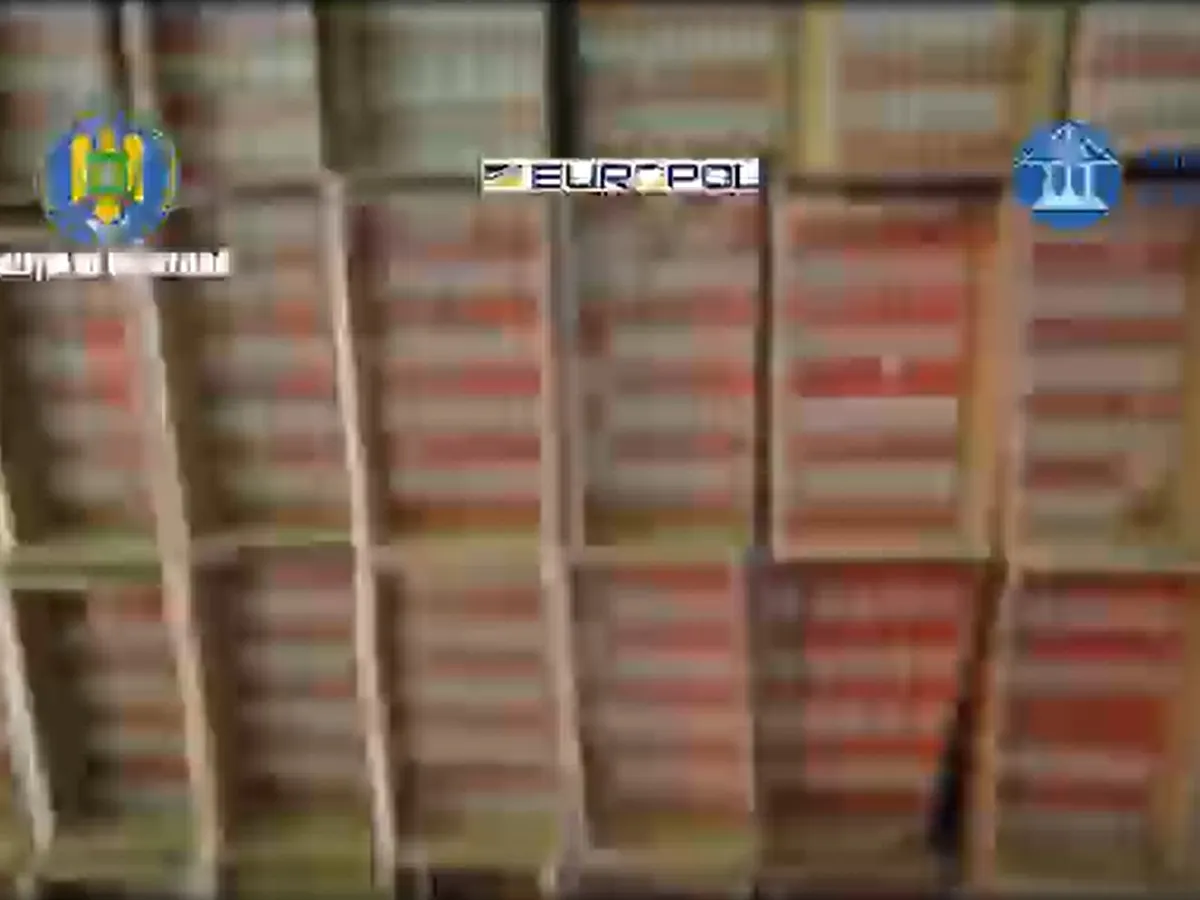 Şase persoane reţinute într-un dosar de contrabandă cu ţigări. Prejudiciu de 62.000.000 lei