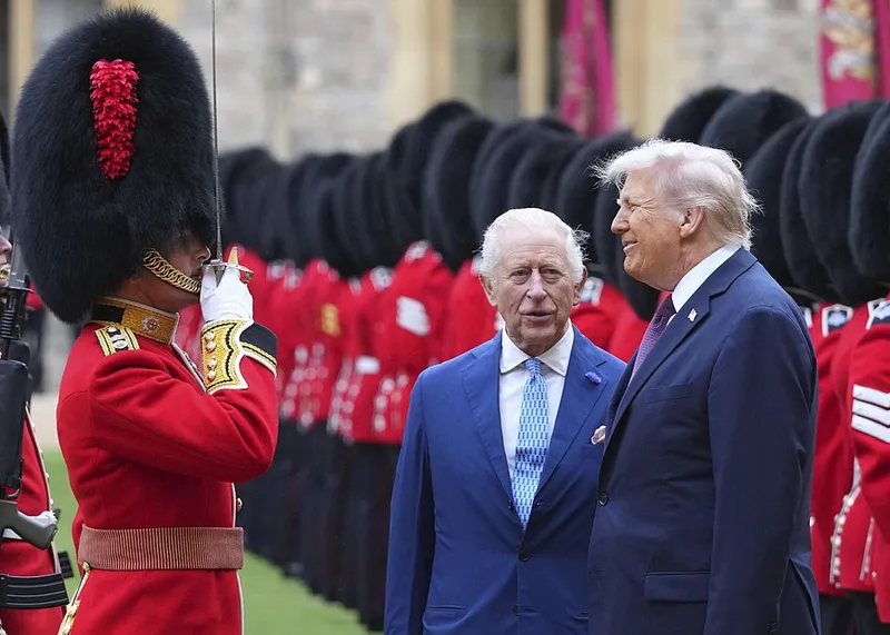 Regele Charles al III-lea şi Donald Trump, trec&acirc;nd &icirc;n revistă gardaa de onoare, &icirc;n timpul celei de-a doua vizite a acestuia &icirc;n Marea Britanie - Foto: Profimedia Images