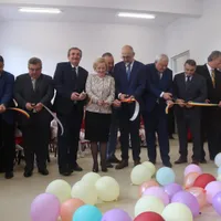 Înghesuială la tăierea panglicii unei grădinițe din Crasna: 12 oficiali, inclusiv Kelemen Hunor. / Foto: graiulsalajului.ro