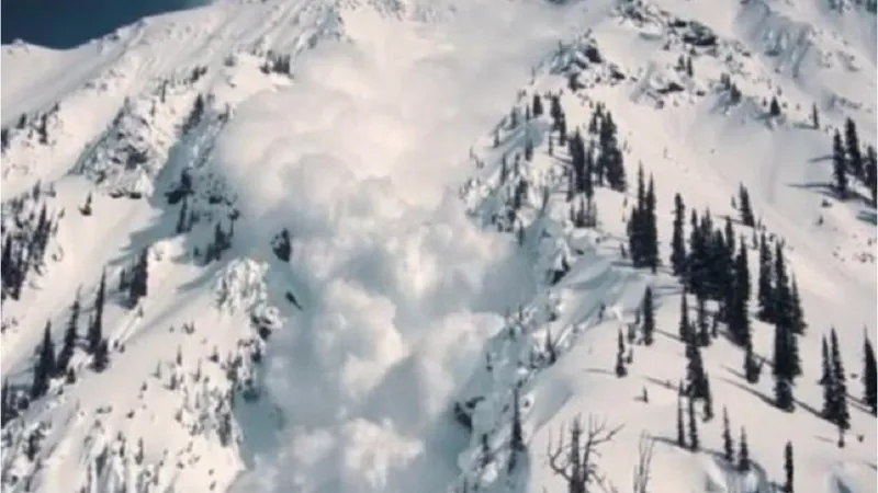 Avalanșele se pot declanșa din cauza căderilor masive de zăpadă- Foto: freerider.ro