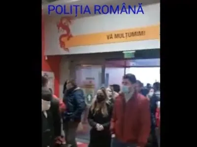 Intervenție la complexul comercial. FOTO: Captură video