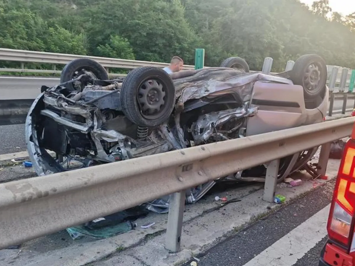 FOTO Dramă, pe Autostrada A1. O fetiţă de 5 ani a murit. Mama a pierdut controlul mașinii și s-a răsturnat