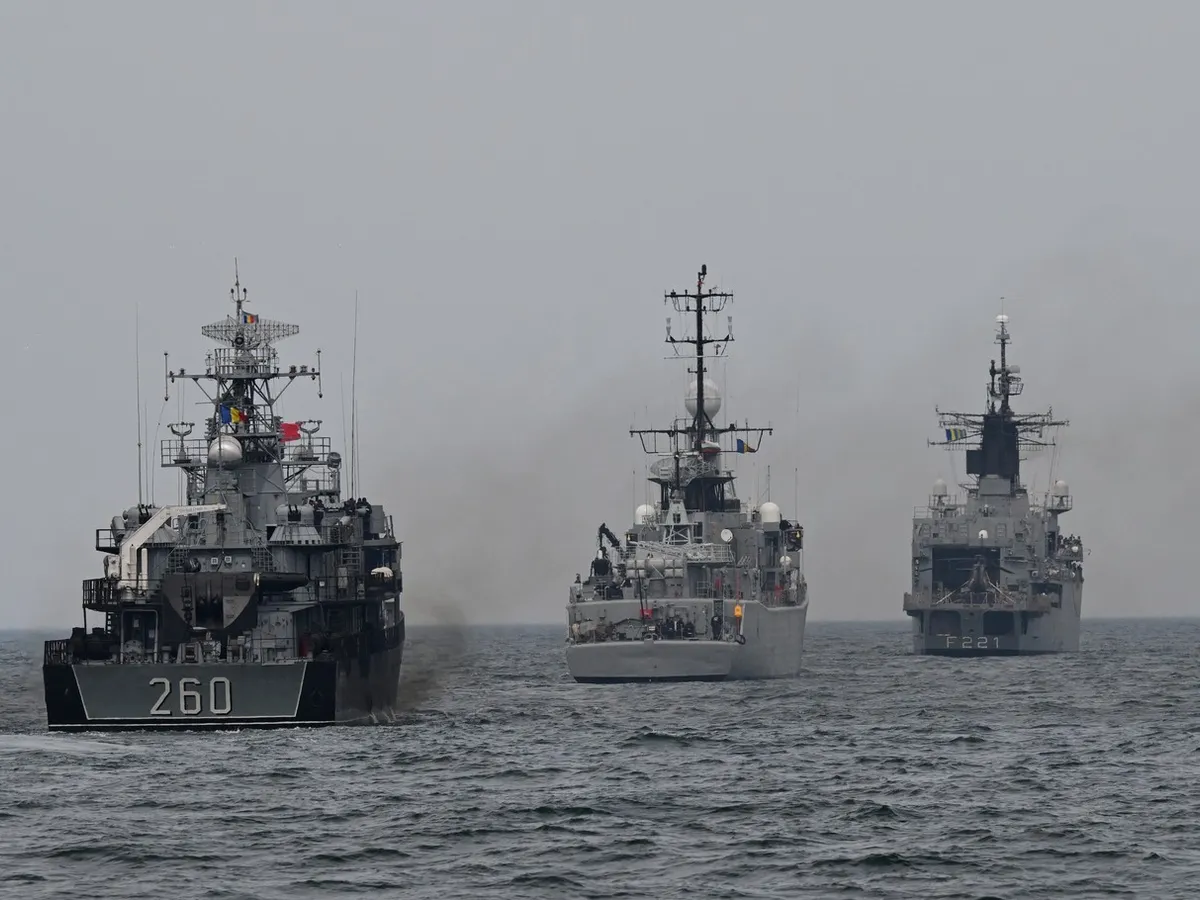 Fregata Marinei Române „Regele Ferdinand” (D), navă de război bulgară (C) și corveta românească „Amiral Bărbuneanu” (S) în marș pe Marea Neagră - Foto: Profimedia Images