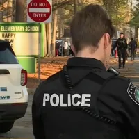 Un oficial i-a spus unei profesoare: "Copilul are buzunare prea mici" În acestea, era arma crimei - Foto: captură video 6abc