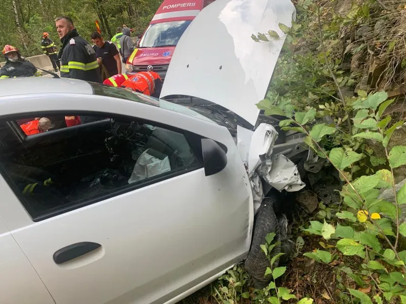 Accident groaznic, în Defileul Jiului: O stâncă a strivit o Dacie. / Foto: infotraficromania.ro