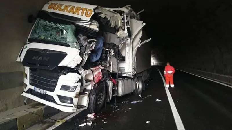Accident grav! Două TIR-uri s-au „agățat” în Tunelul Bahna de pe DN6 - Foto: Facebook/Info Trafic 24