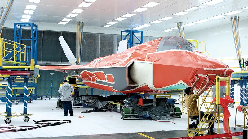 LA CERERE Un avion este construit la Lockheed Martin în Fort Worth, Texas – singura opțiune reală pentru țările occidentale care caută avioane de luptă de generația a cincea