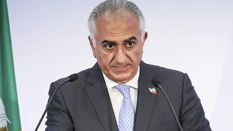 Reza Pahlavii, în conferinţă de presă, astăzi - Foto: Profimedia Images
