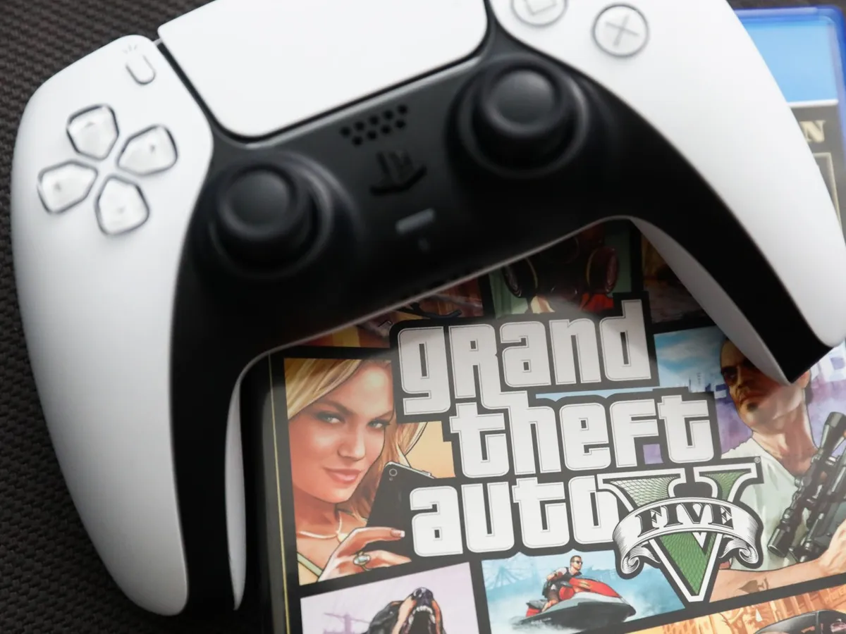 Hipnotizat de jocul GTA V, un copil de 12 ani fura mașini reale și le vindea pentru un hamburger - Foto: Profimedia images