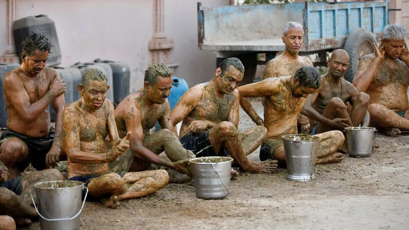 „Terapie” anti-COVID cu bălegar și urină de vacă, în India. Medicii avertizează că e periculos. / Foto: reuters.com