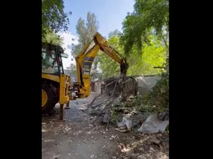 Primăria S1 a intrat cu buldozerele în garajele și construcțiile ilegale din zona Gara de Nord - Foto: captură video