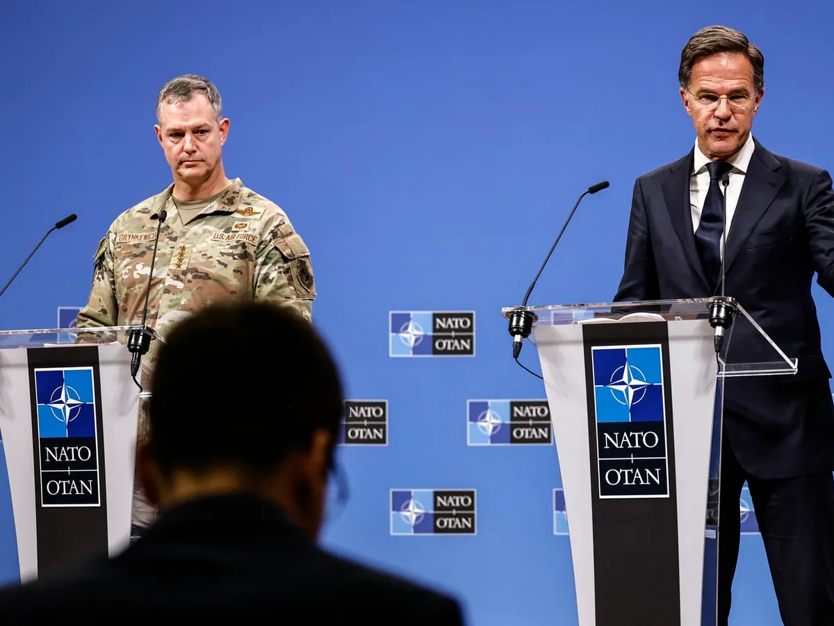 Comandantul suprem al NATO, generalul Alexus Grynkewich (stg) și Mark Rutte,conferință Bruxelles - Foto: Profimedia Images