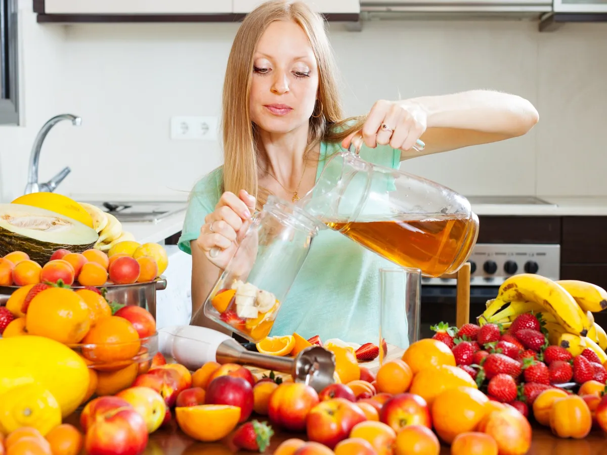 Femeie care face suc de fructe - Foto: Freepik (imgine cu rol ilustrativ)