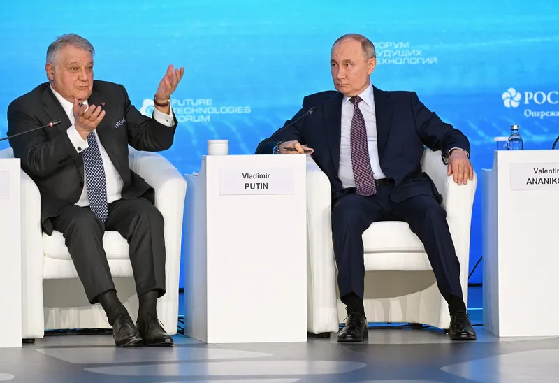 Vladimir Putin (dreapta) și președintele Centrului Național de Cercetare al Institutului Kurceatov, Mihail Kovalciuk - Foto: Profimedia Images