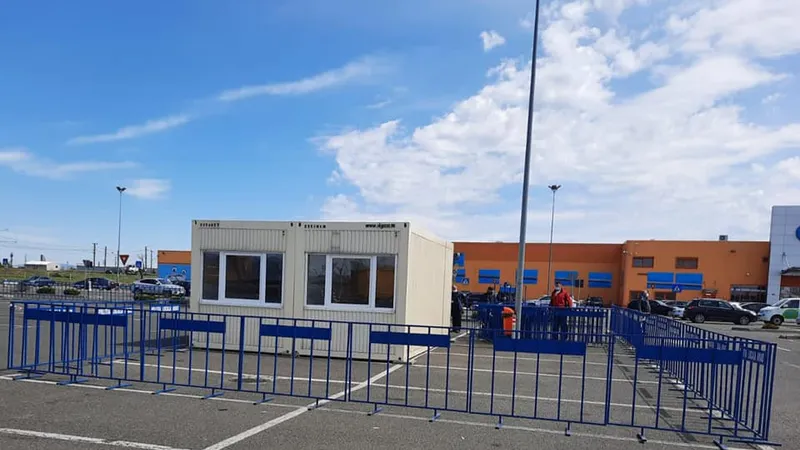 Un centru de vaccinare anti-COVID-19, cu Pfizer, fără programare, este amenajat în parcarea unui supermarket din Arad Foto: Facebook