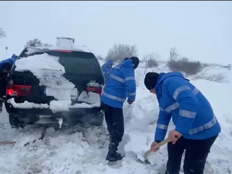 Jandarmi la deszăpezire - Foto: Captură video