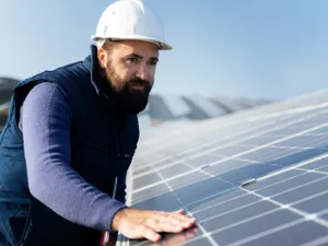 Au pierdut cei 20.000 lei pentru panouri fotovoltaice din cauza instalatorilor. Cum au fost înșelați - Foto: Freepik (Imagine cu rol ilustrativ)