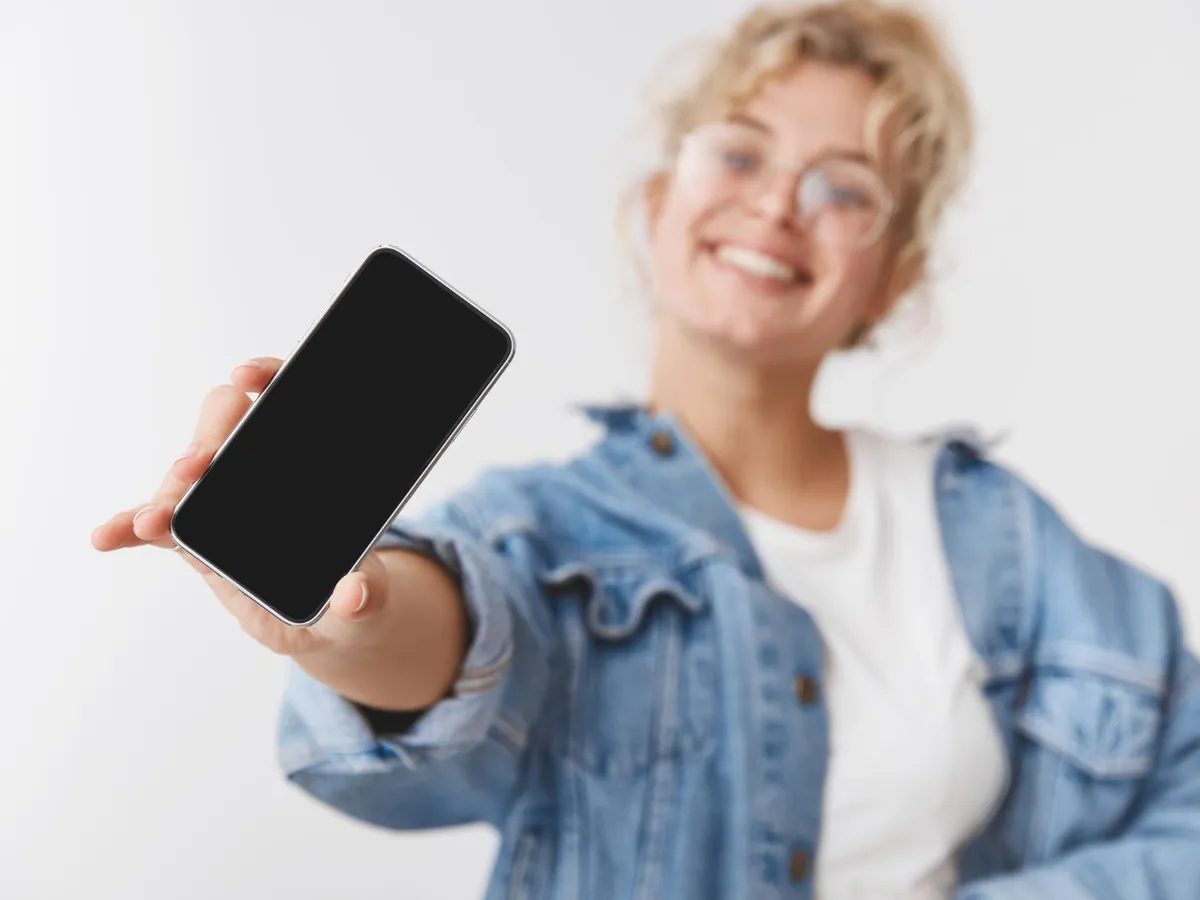Persoană cu telefon în mână - Foto: Magnific.com (Imagine cu rol ilustrativ)