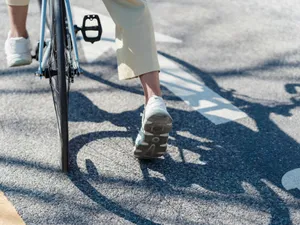 Bărbat pedalând pe o bicicletă - Foto: Pexels/Blue Bird (Imagine cu caracter ilustrativ)