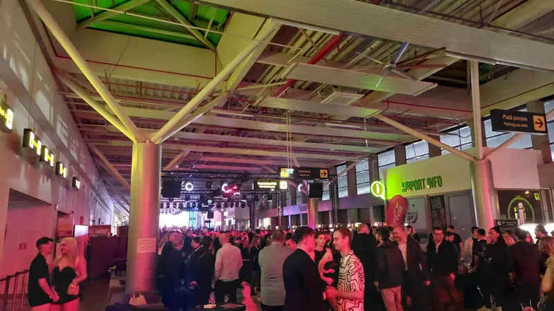 Aeroportul Sibiu, extins degeaba cu 64.000.000 €. Face bani ca discotecă: 125 lei biletul - Foto: turnulsfatului.ro