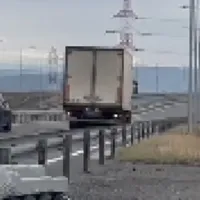 Șoferul unui camion a greșit intrarea pe autostrada A10 și a dat cu spatele: A rămas fără permis - Foto: Captură video