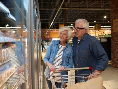 Pensionarii ies cu pensia în supermarket - Foto: Freepik