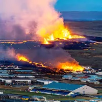 Erupția unui vulcan a declanșat iadul într-un sat pescăresc. Lava a înghițit casele oamenilor - Foto: Profimedia images