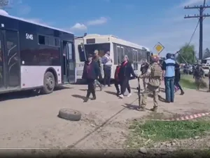 VIDEO Momentul în care civilii asediați la Mariupol sunt evacuați după 65 de asediu al armatei ruse