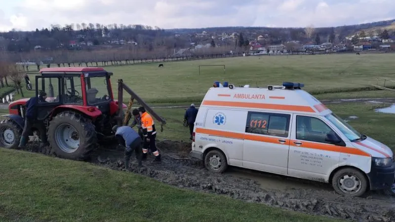 Ambulanța a fost scoasă cu un tractor