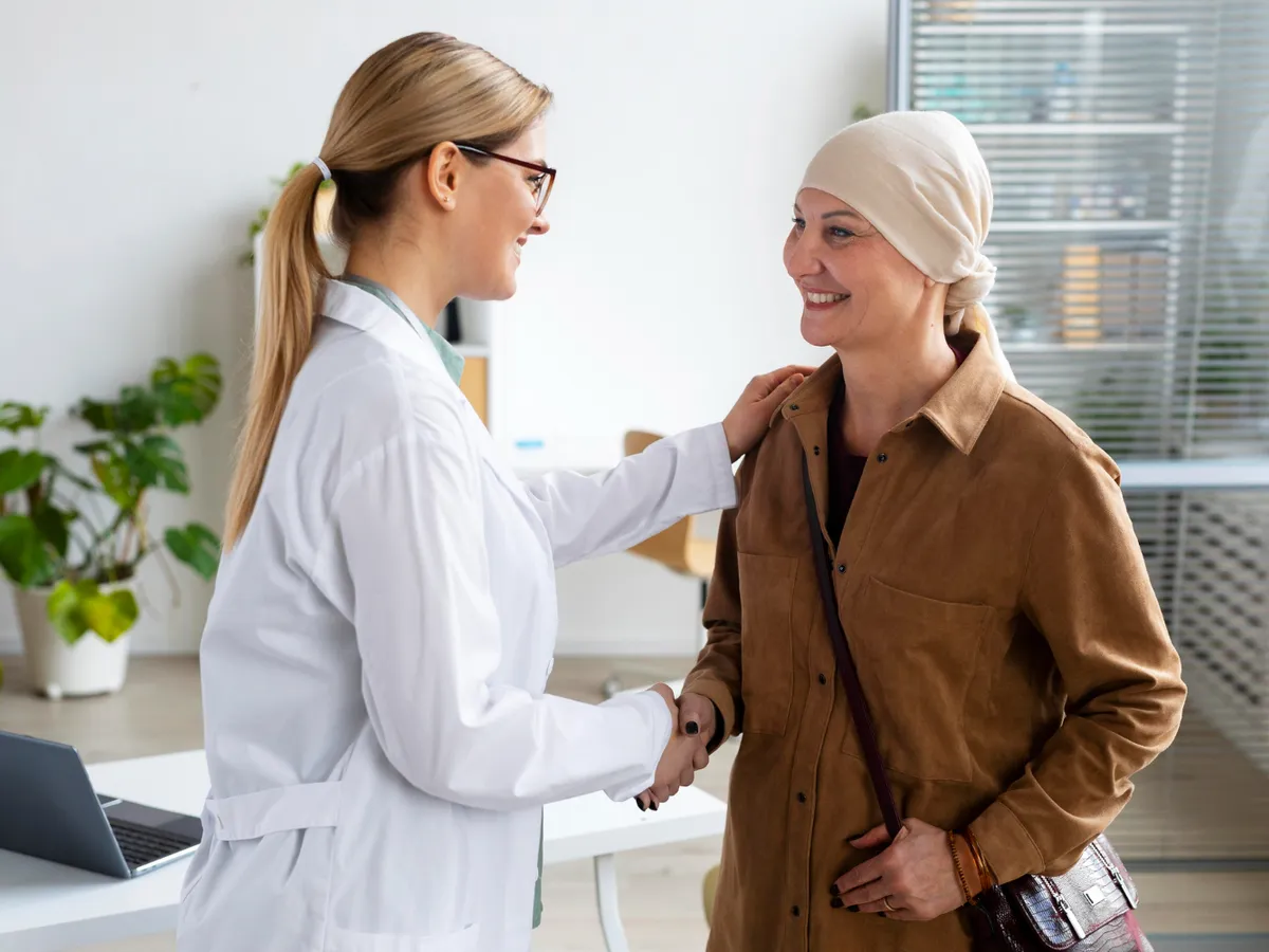 Medic care susține o femeie cu cancer - Foto: Freepik (rol ilustrativ)